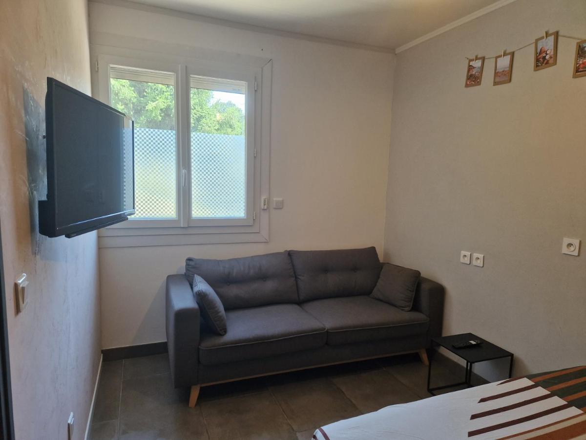 Appartement Independant Dans Maison Avec Jardinet, Au Calme Serezin-du-Rhone Exterior foto